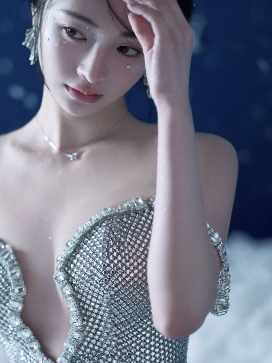 周洁琼曲线动人气质高冷 身材有料纯欲风满满