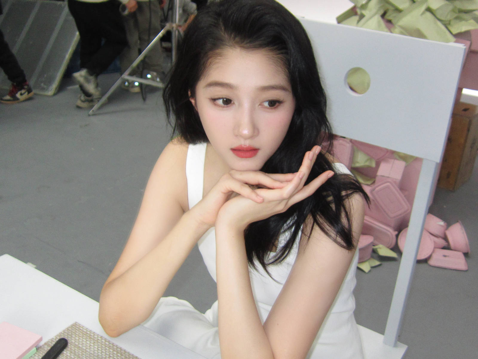 关晓彤穿白色连衣裙托腮拍照 清纯乖巧俏皮可爱