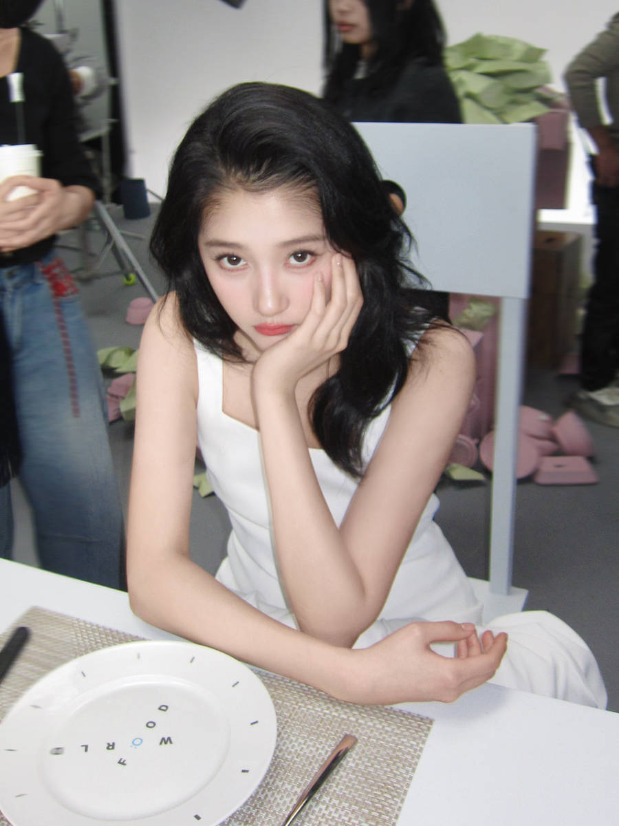 关晓彤穿白色连衣裙托腮拍照 清纯乖巧俏皮可爱