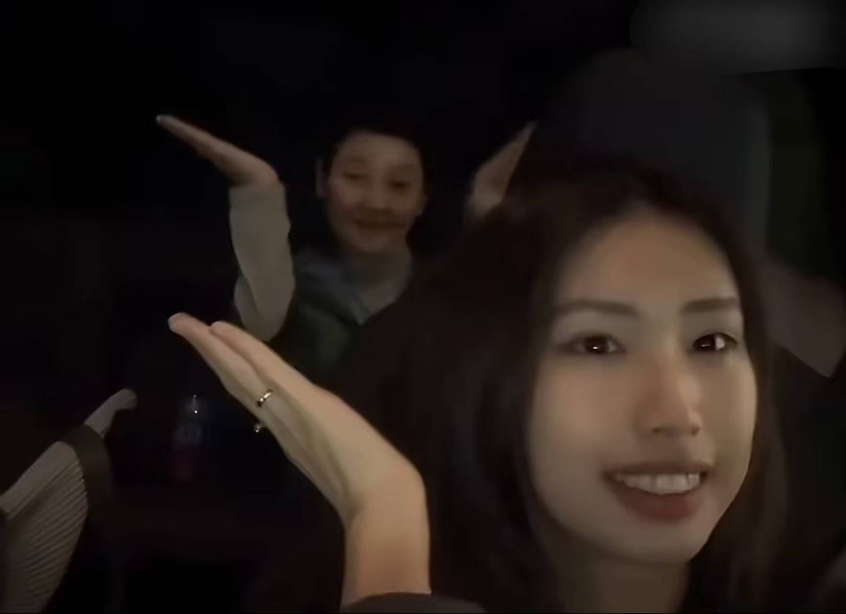 徐朵晒一家日常 冯小刚当司机拎行李尽显家庭温情