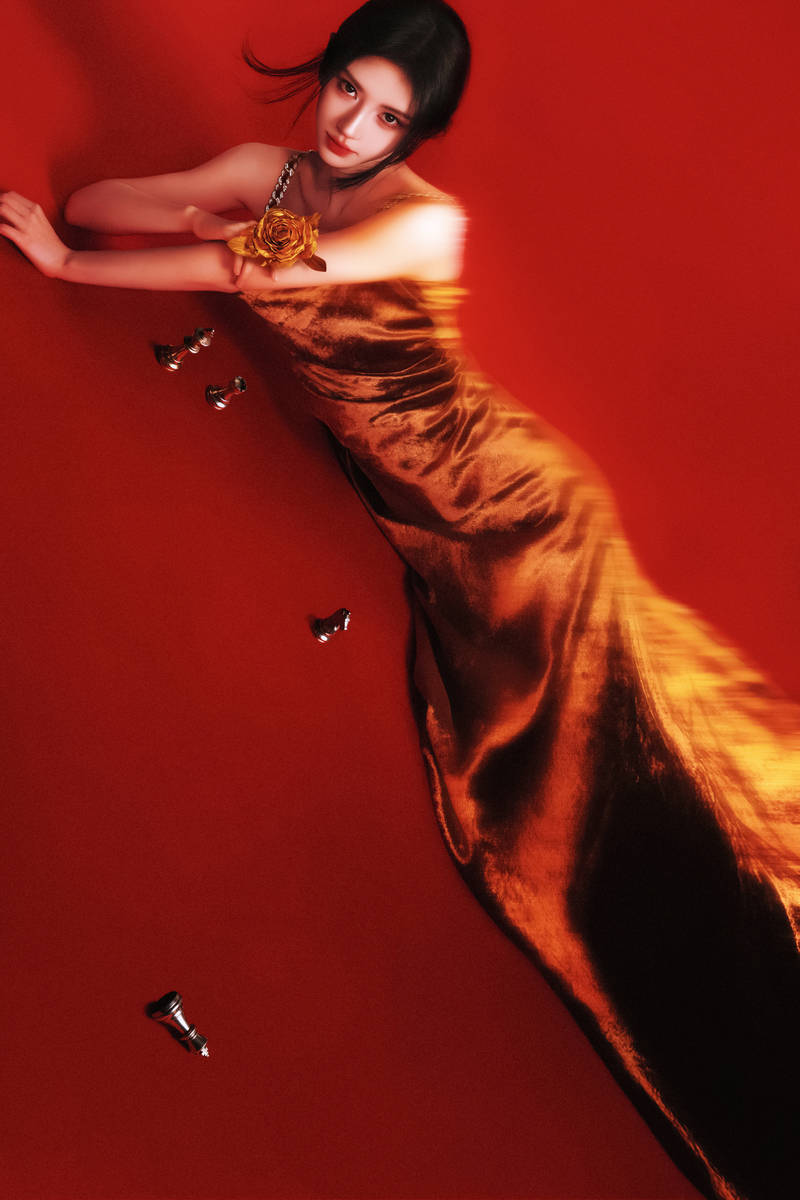 鞠婧祎穿鎏金吊带裙气场全开 置身棋盘宛如女王