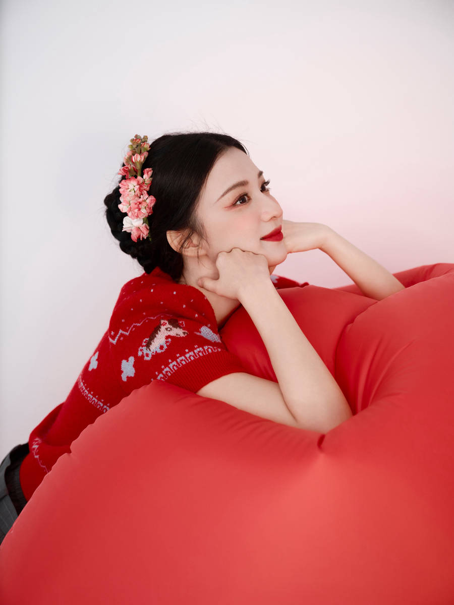 王楚然头戴玫瑰花俏丽可人 手拿烟花棒少女感满满