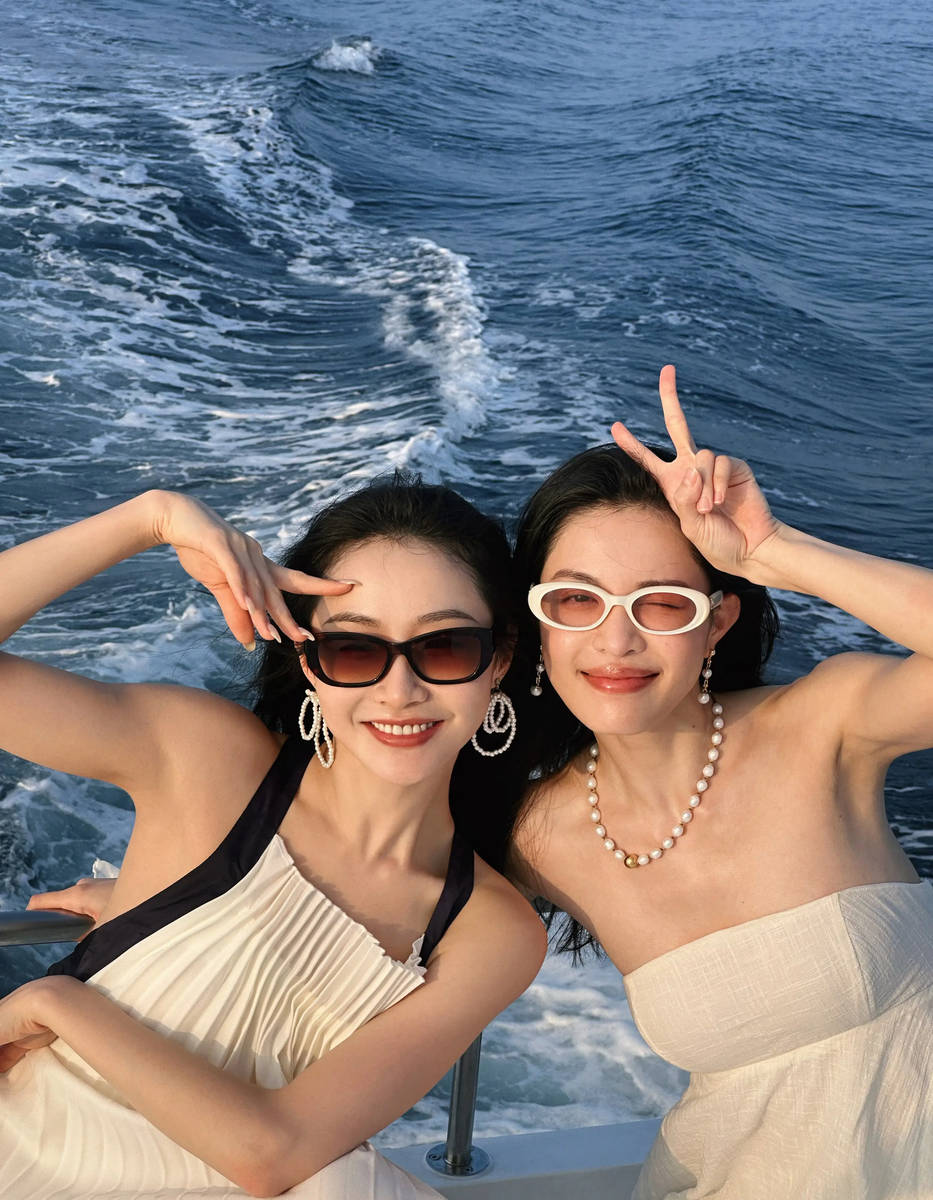 钟楚曦晒马尔代夫度假美照 穿抹胸裙大秀好身材