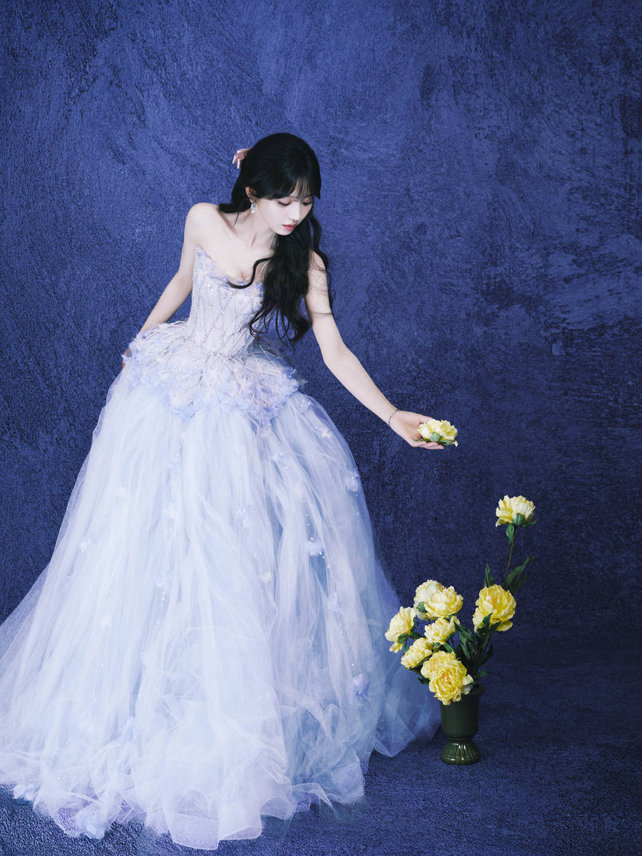 田曦薇穿抹胸蓝纱裙与鲜花合影 半扎发灵动飘逸