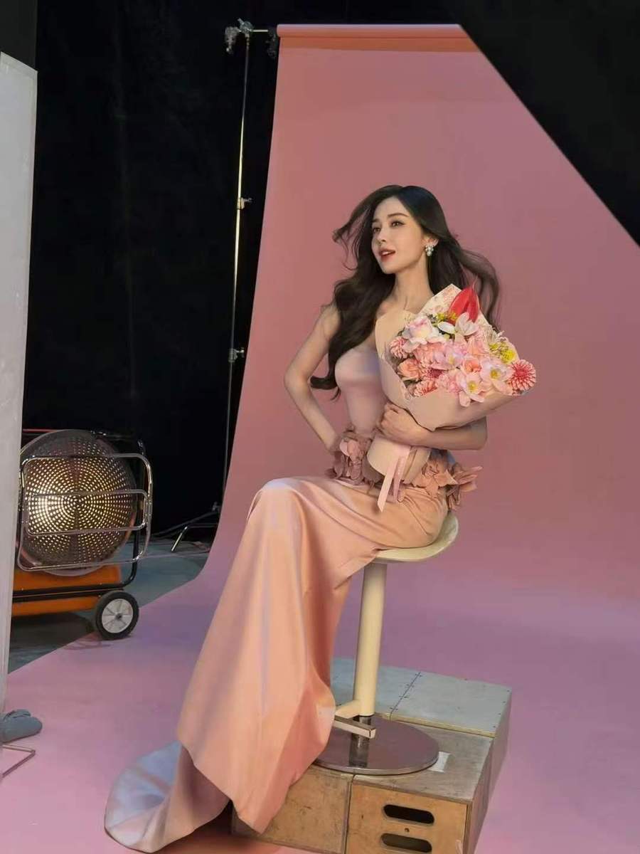 娜扎穿立体花饰粉裙手捧花束 甜笑灿烂侧颜精致