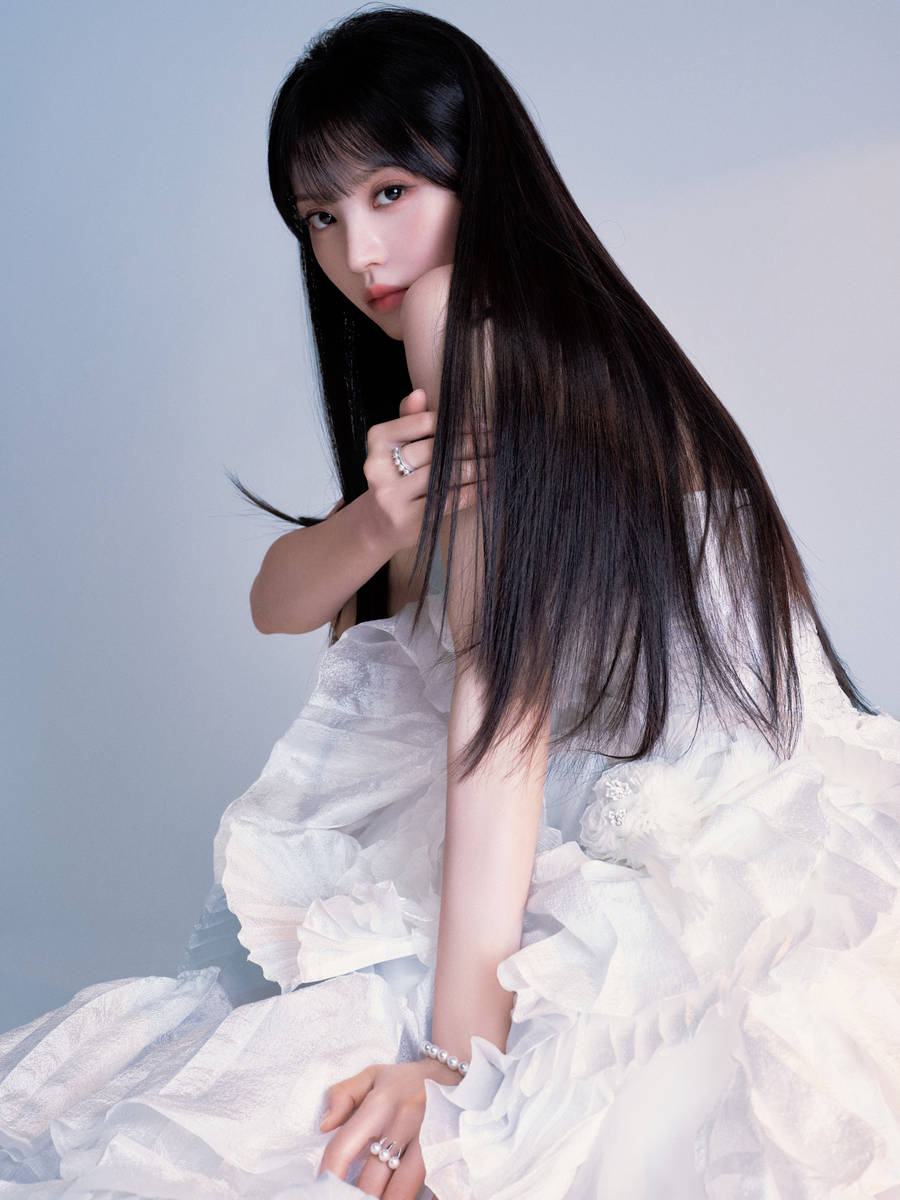 田曦薇戴黑色翅膀变堕天使 穿白色抹胸裙又纯又欲