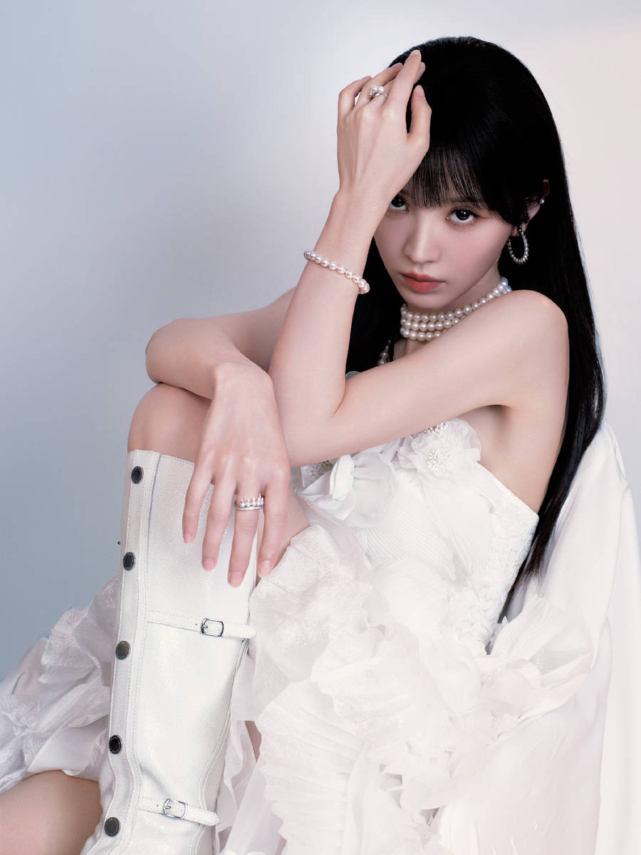 田曦薇戴黑色翅膀变堕天使 穿白色抹胸裙又纯又欲