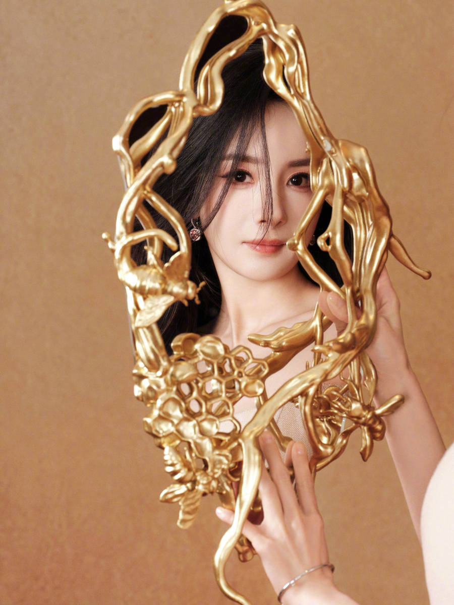 杨幂穿裸色长裙温柔大方 露香肩笑容浅浅仪态万千