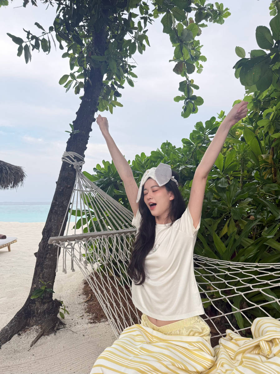乔欣晒马尔代夫旅拍笑容灿烂 手拿饮料灵动可爱