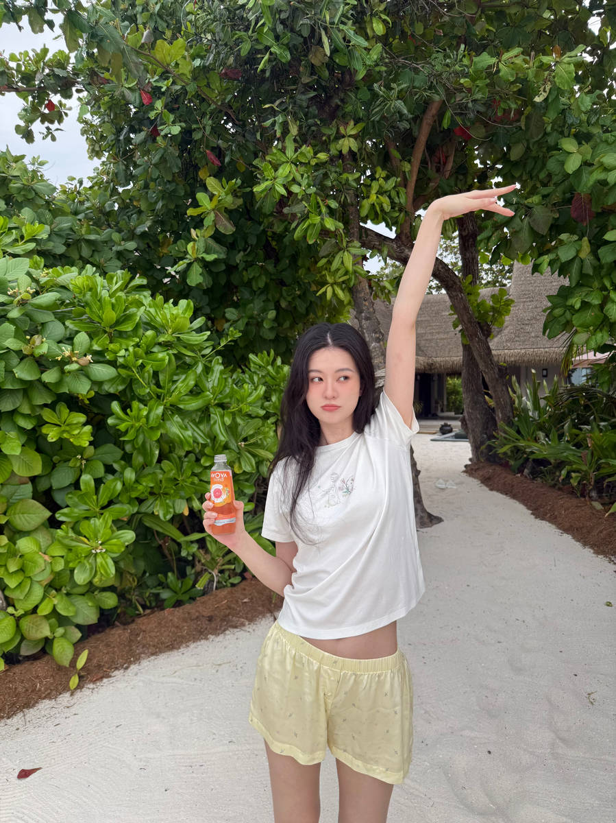 乔欣晒马尔代夫旅拍笑容灿烂 手拿饮料灵动可爱