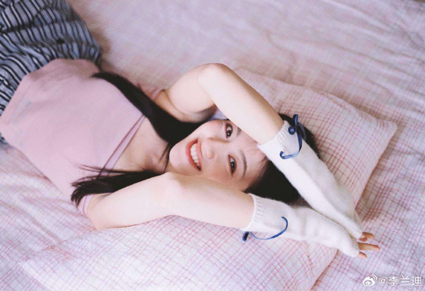 李兰迪头戴白色帽子少女气息拉满 托脸俏皮可爱