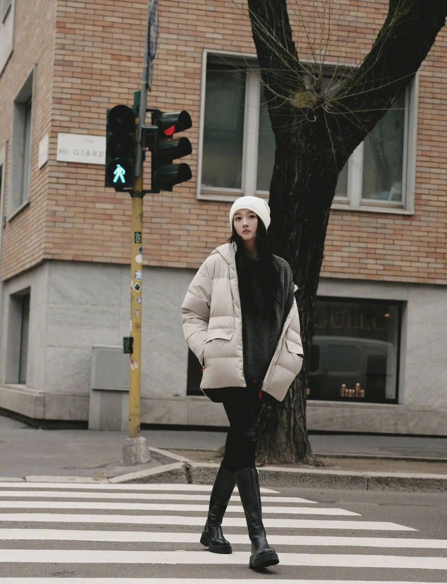 关晓彤晒春日街头随拍照 戴帽子悠闲漫步状态惬意