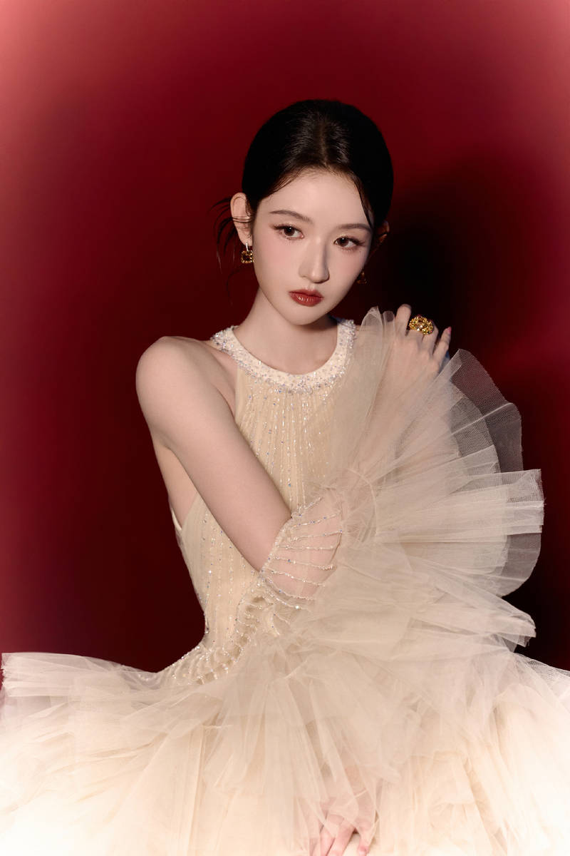 王玉雯穿亮片轻纱裙似优雅天鹅！美貌养眼气质在线
