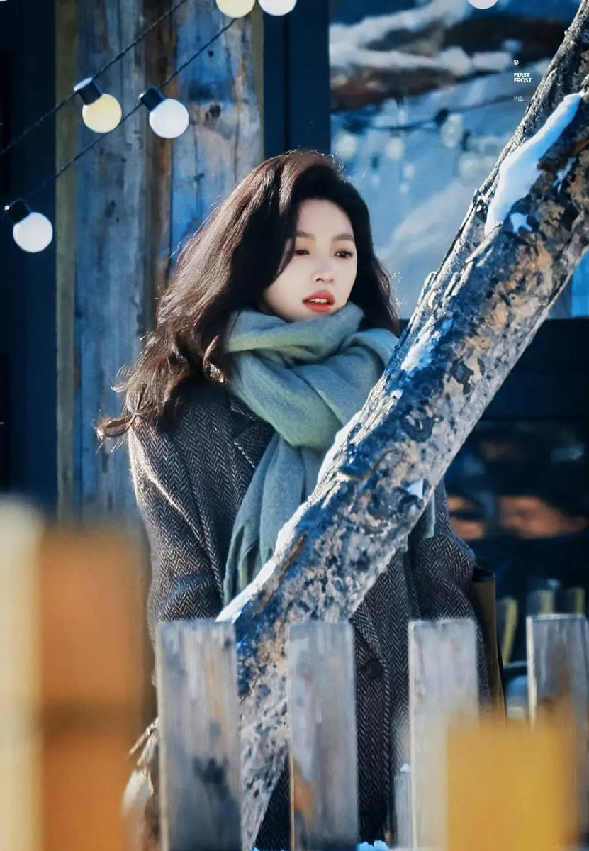 章若楠在雪地里荡秋千笑容甜美 长发微卷清冷温柔