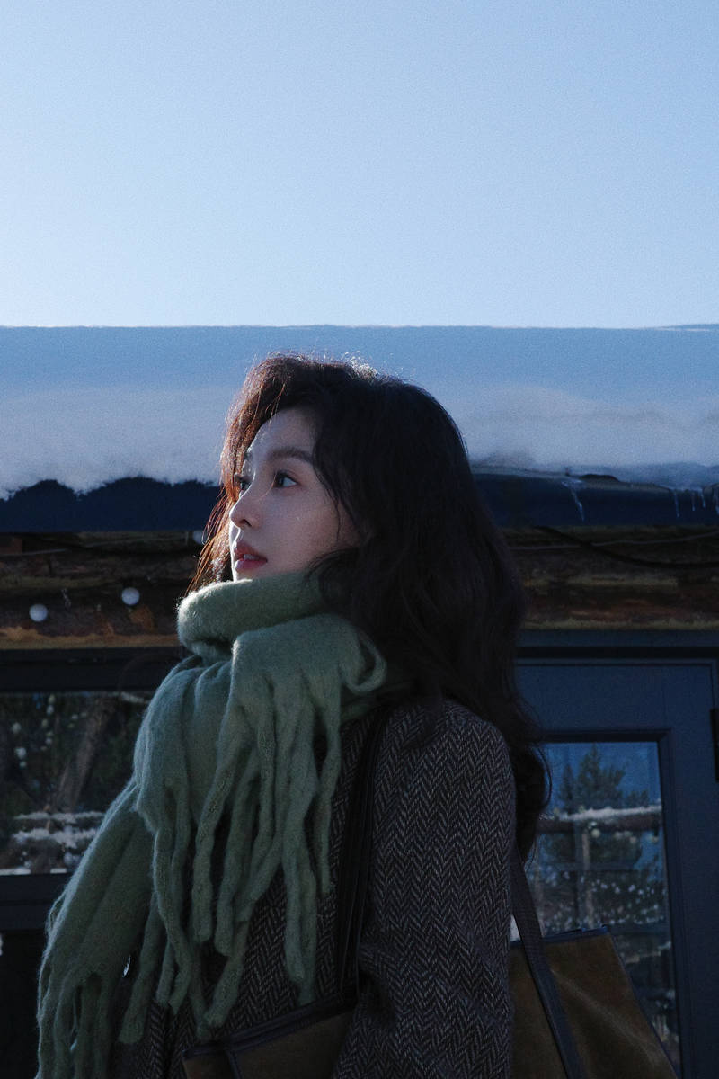 章若楠在雪地里荡秋千笑容甜美 长发微卷清冷温柔