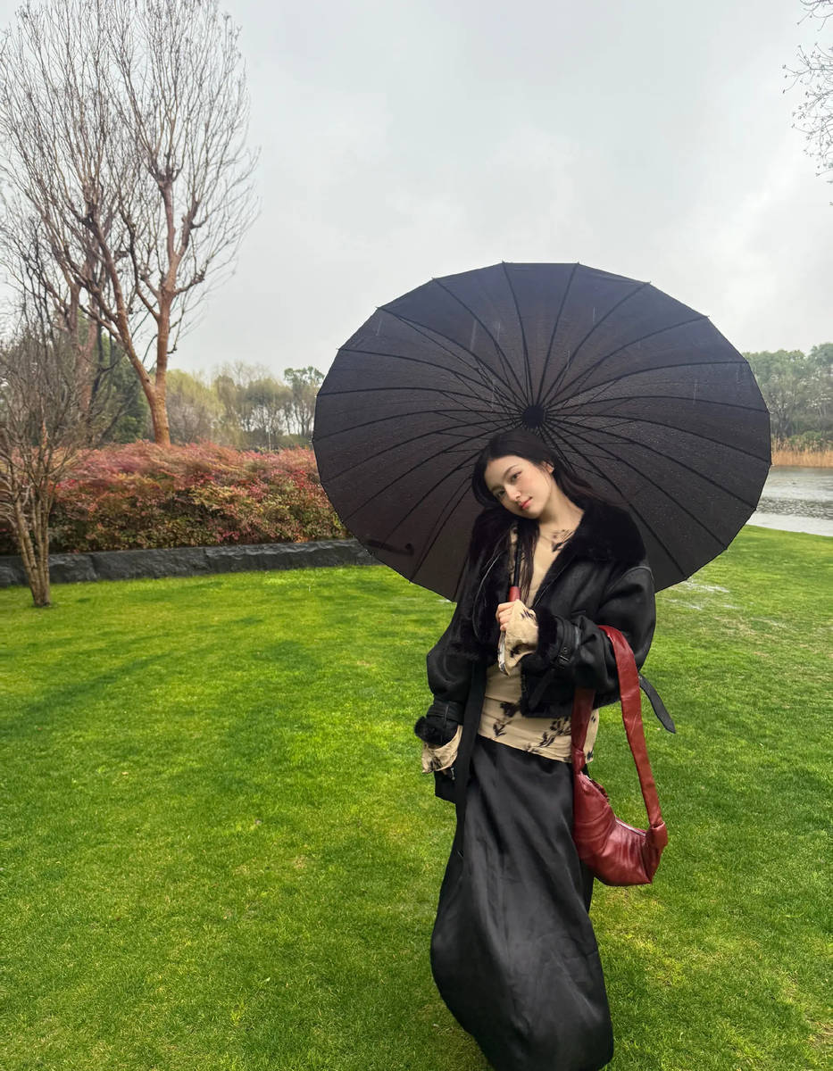 李兰迪晒雨天生活日常 妆容自然温柔又气质