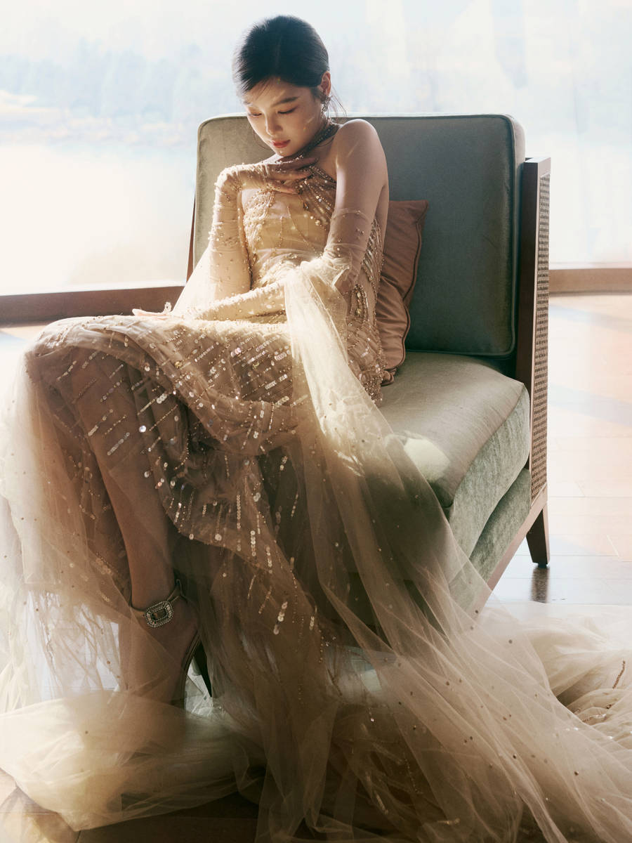 辛芷蕾金色拖尾裙华丽优雅 展露曼妙身姿曲线迷人