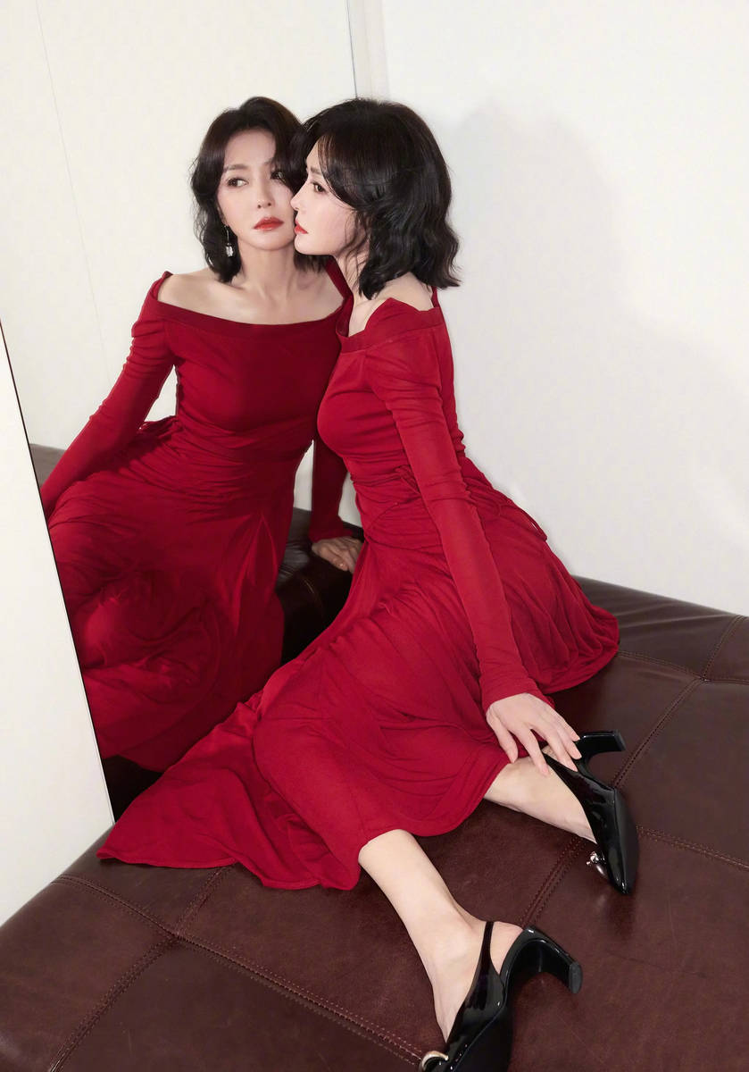 秦岚酒红露肩长裙性感魅惑 眉眼含情尽显冷艳大气