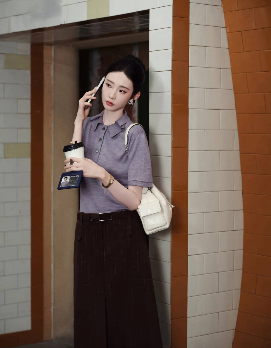 张艺凡穿浅紫上衣与深棕长裙 妆容清透优雅又清冷