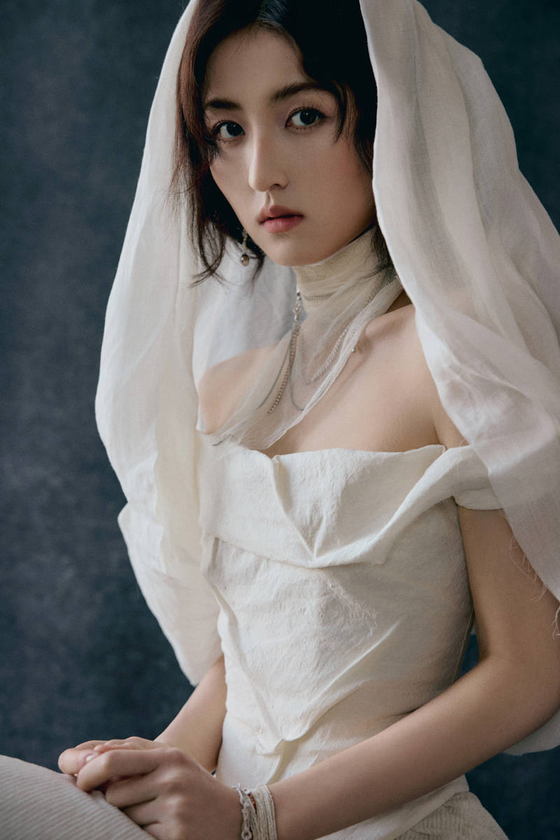 张子枫穿一字肩长裙神秘矜贵 垂眸沉思似女神降临