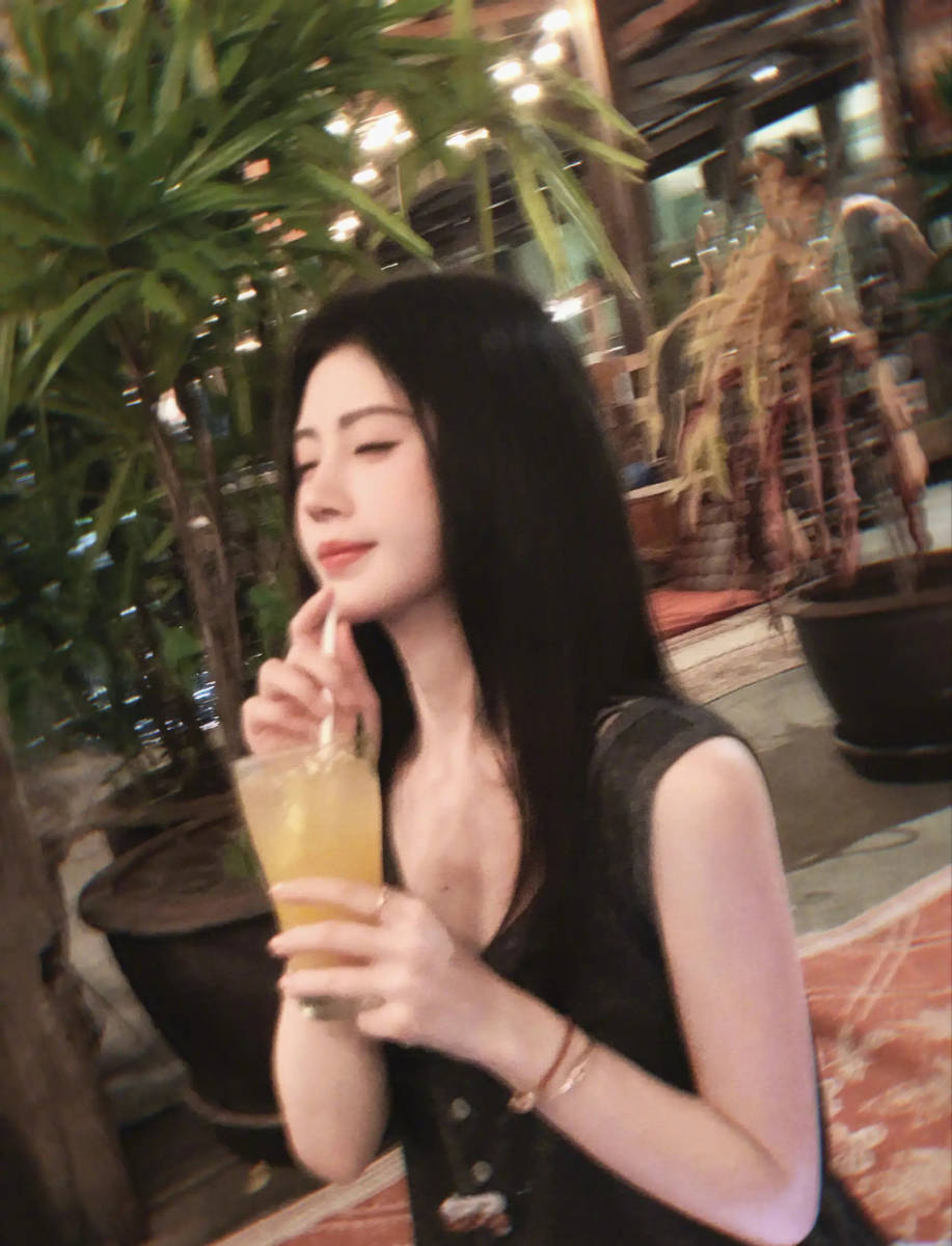 鞠婧祎晒生活随拍照！逛海洋馆与鲨鱼合影心情好