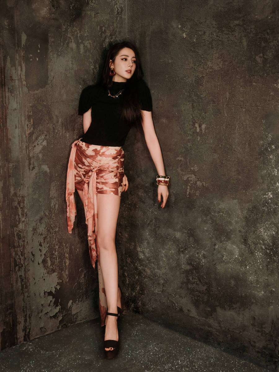 迪丽热巴写真性感又狂野！化身血腥美人秀白皙长腿