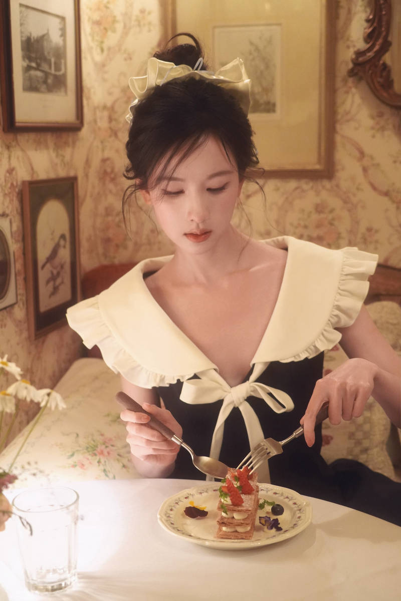 陈都灵穿小黑裙俏皮又灵动 手持甜品气质优雅迷人