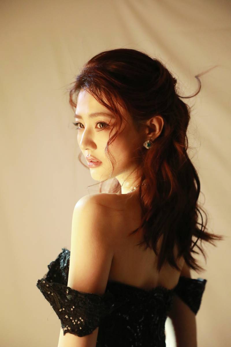 徐璐穿黑色深V裙身材曲线曼妙 卷发造型慵懒性感