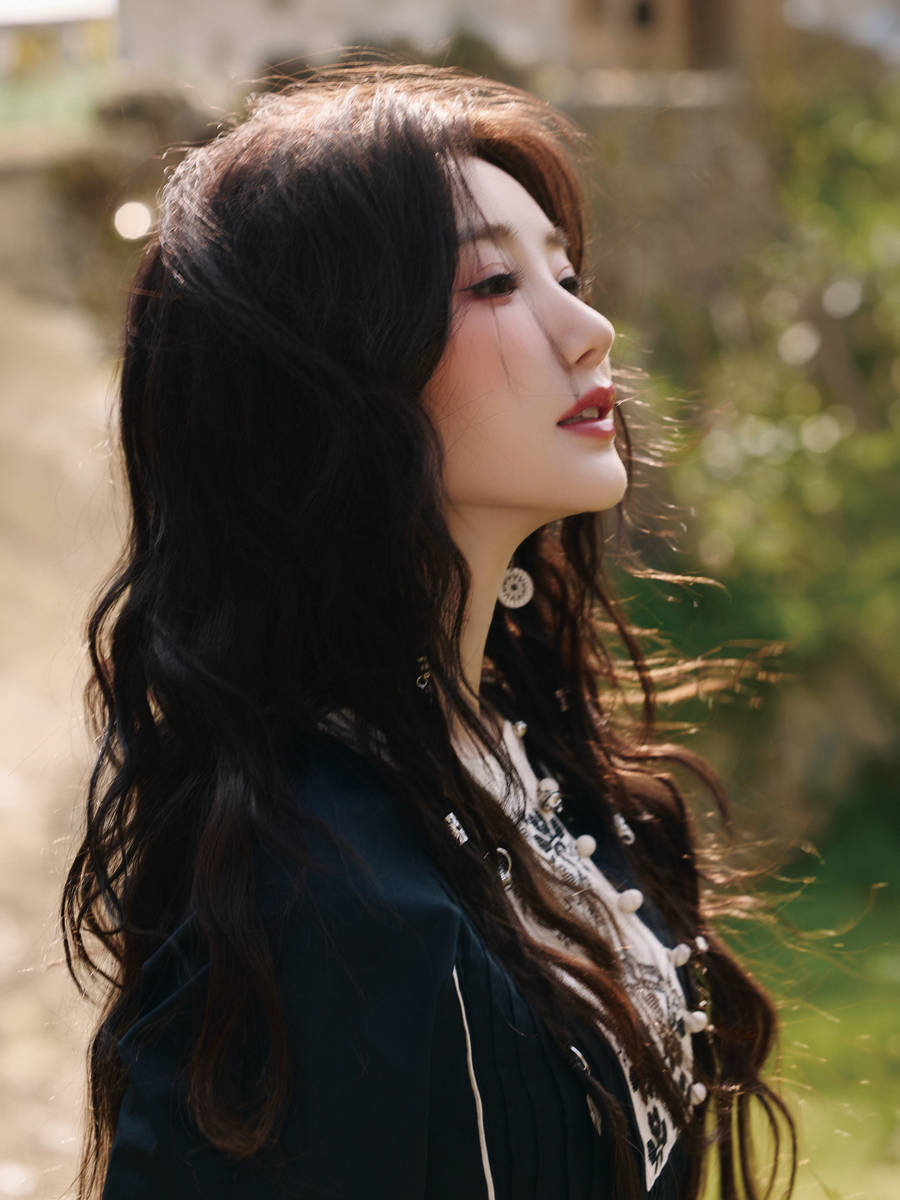 毛晓彤穿民族风服饰阳光下微笑 长发飞扬浪漫自由