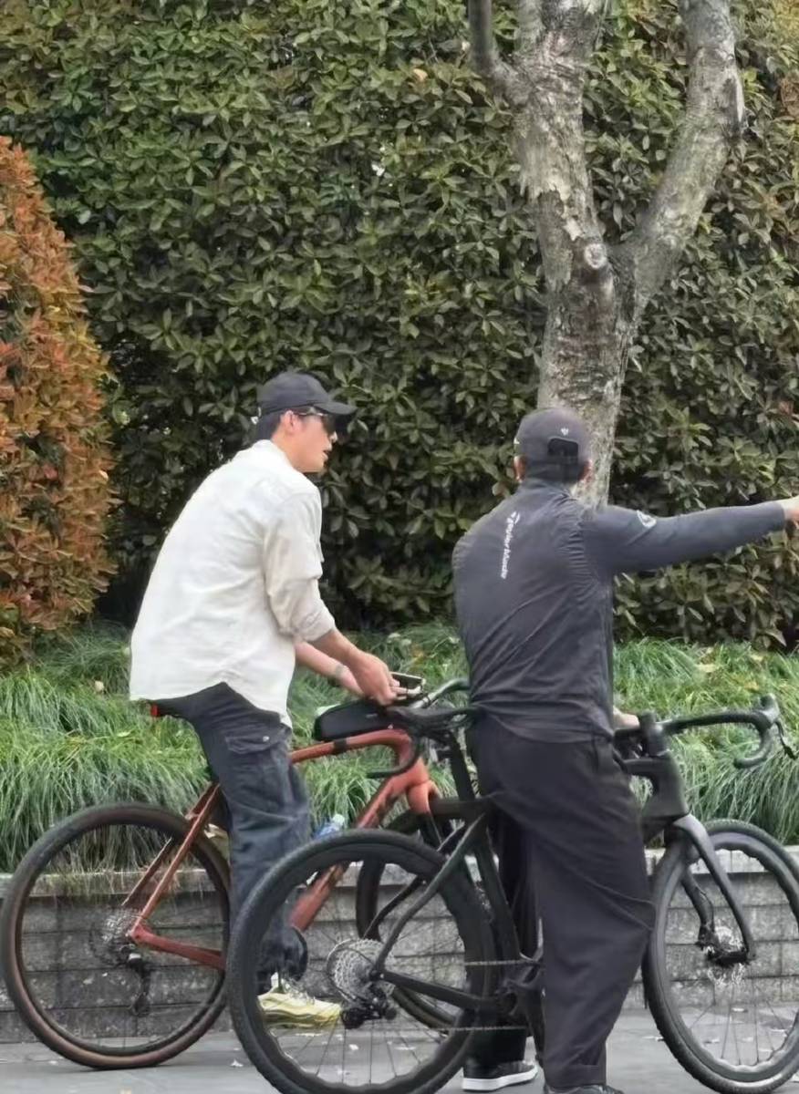 黄景瑜骑行途中灵活闪避井盖 东北人DNA刻进骨子里