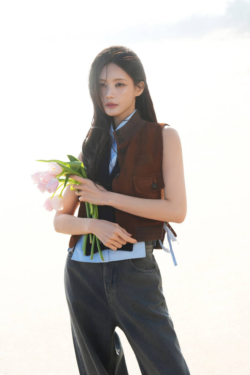 李一桐海边随拍慵懒松弛 清凉穿搭秀优越身材