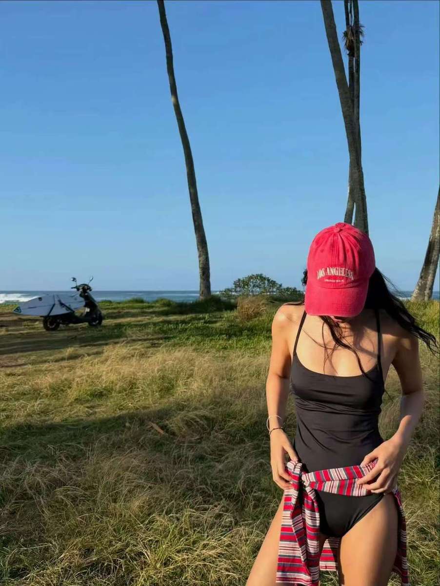 Jennie穿豹纹比基尼慵懒随性 曲线绝美超有生命力