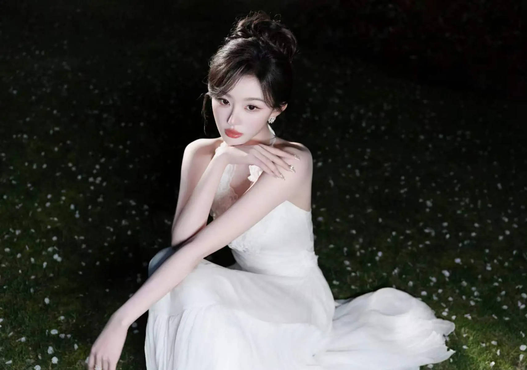 孔雪儿盘发气质清甜 白裙飘逸衬肤白貌美仙气足