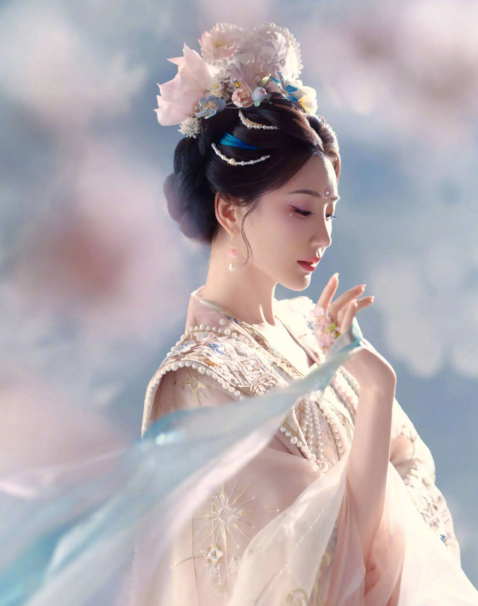 毛晓彤化身花神仙气灵动 提笔绘花灯温婉治愈