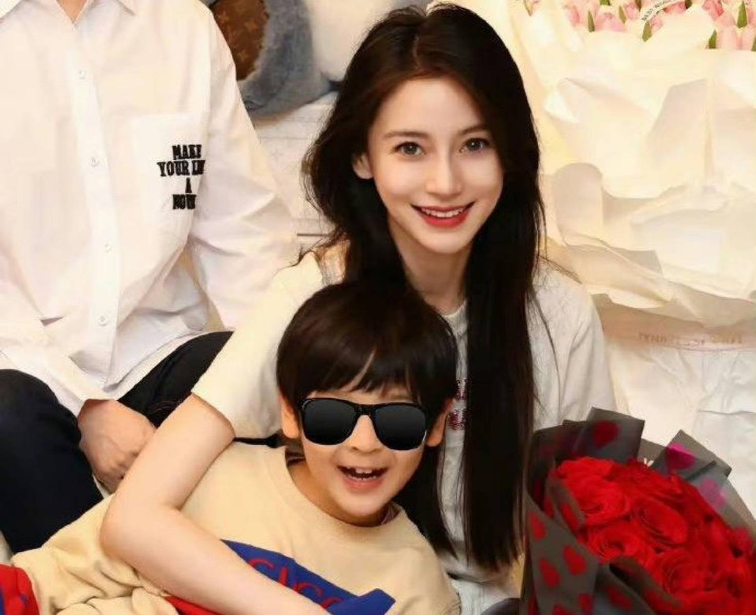 黄晓明晒与儿子骑行合照！小海绵开心比耶活力十足_https://www.hnyzhsx.cn_看点_第4张