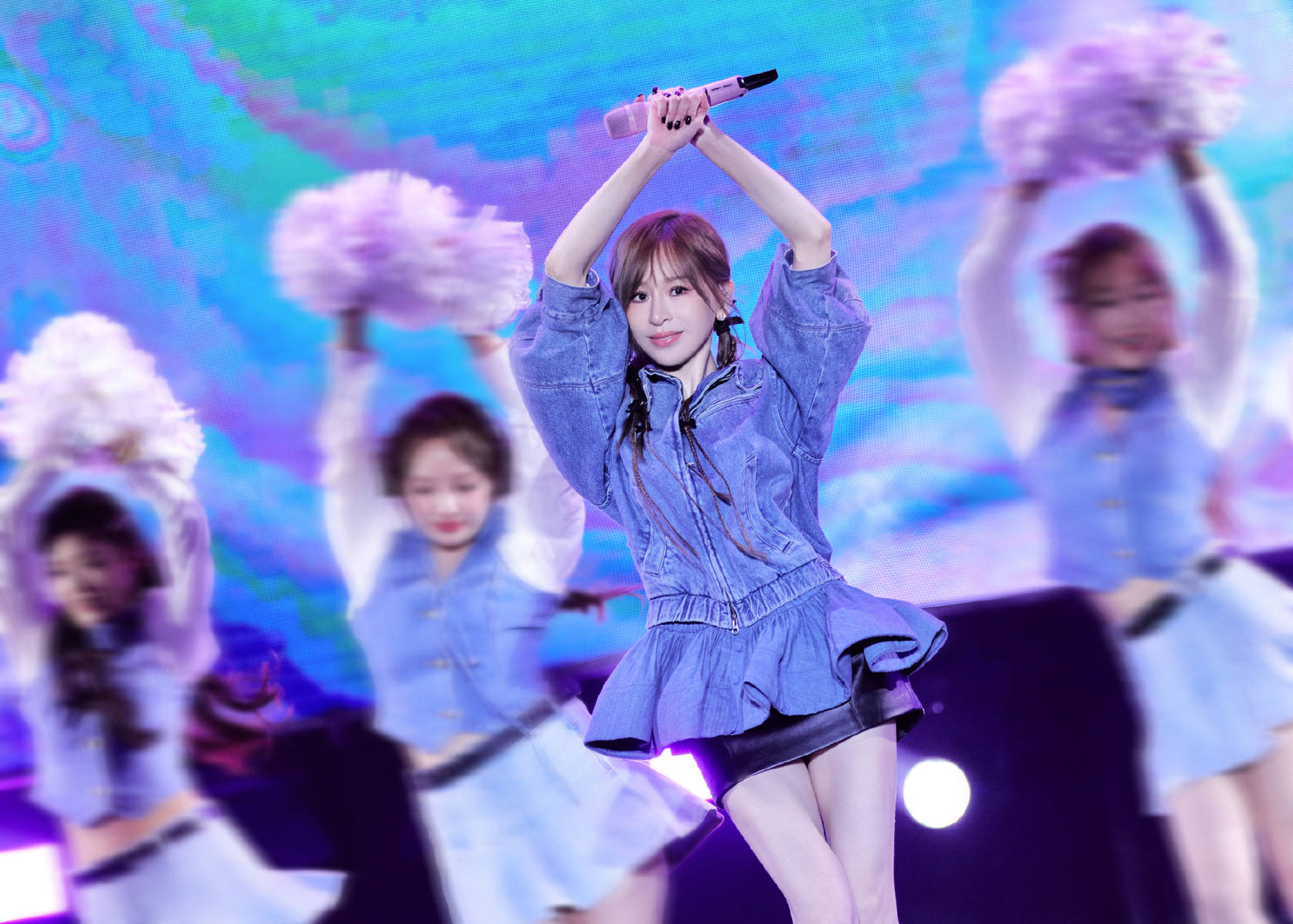 王心凌穿牛仔连衣裙清新靓丽!大秀香肩美腿好性感