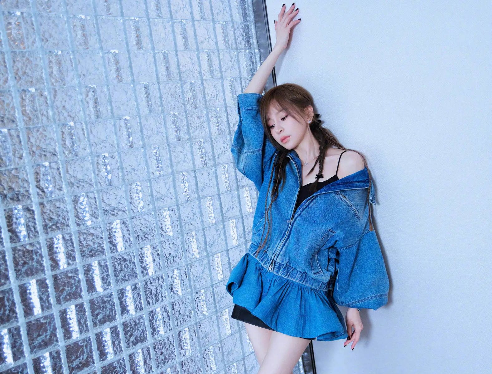 王心凌穿牛仔连衣裙清新靓丽!大秀香肩美腿好性感