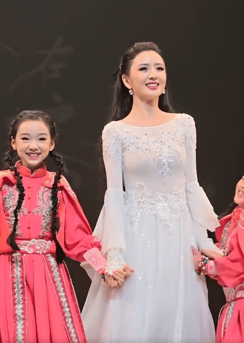 佟丽娅与小酒窝同台表演舞剧！二人舞姿优美好养眼