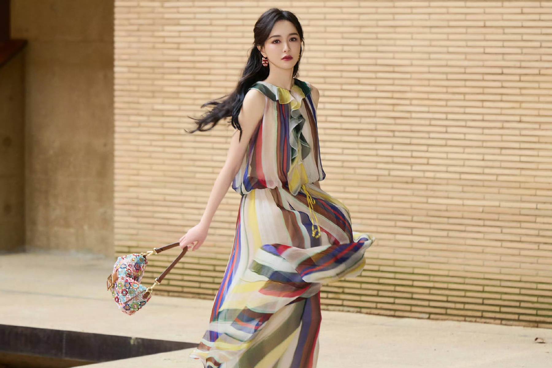 唐嫣穿彩条无袖纱裙卷发微扬 一颦一笑灵动又明媚