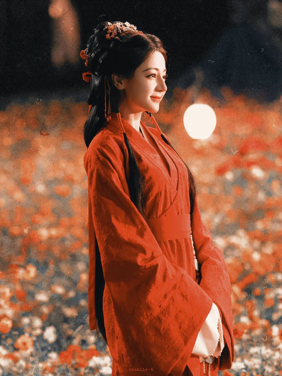 热巴戴精巧发饰容颜明艳 一颦一笑皆是风华