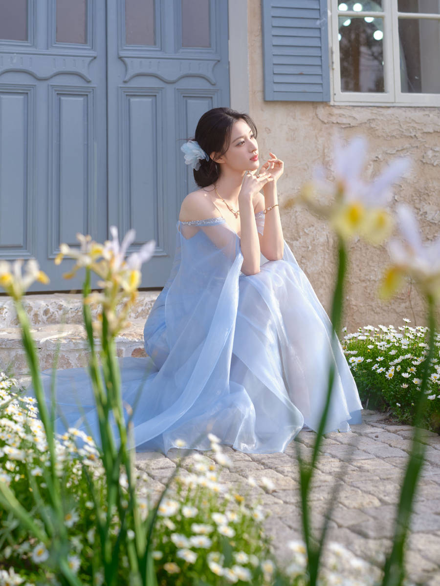 王楚然穿冰蓝纱裙宛若花中精灵 回眸灵动梦幻迷人