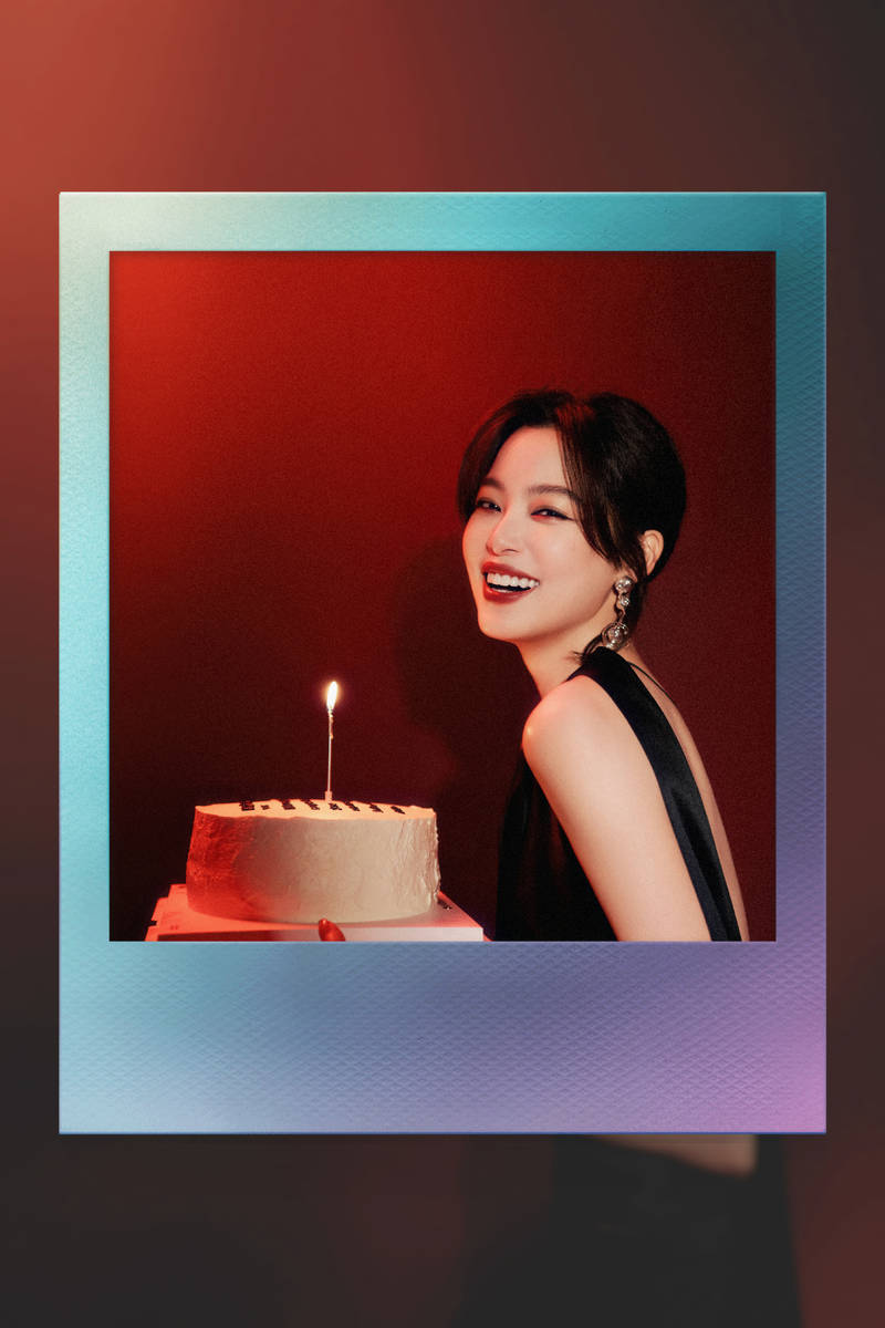 辛芷蕾身穿露背吊带裙性感吸睛 身材高挑气质在线