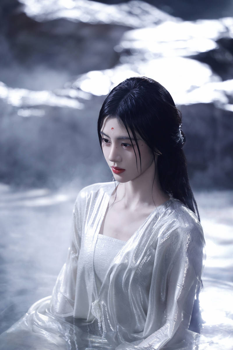 鞠婧祎着银纱古装水中出镜 湿发造型清冷出尘