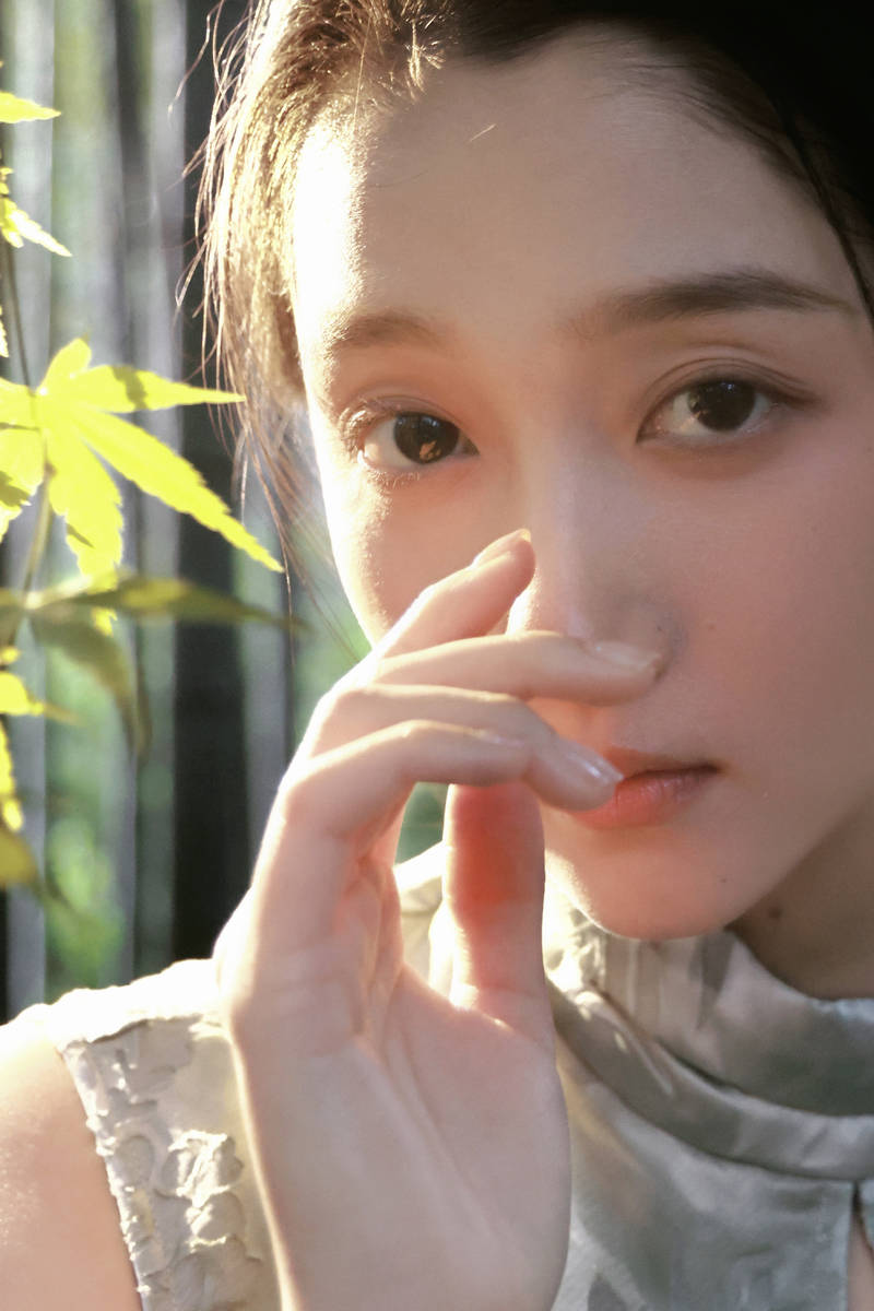 关晓彤竹林大片曝光！穿素色旗袍裙气质优雅迷人