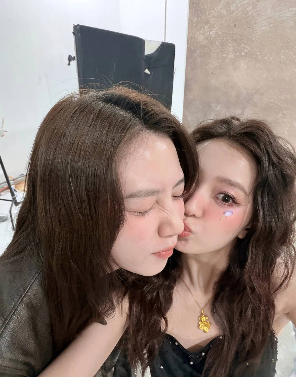 宋妍霏罗予彤晒片场合照 闺蜜相聚亲密贴贴超有爱