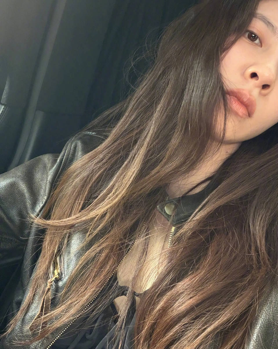 宋妍霏罗予彤晒片场合照 闺蜜相聚亲密贴贴超有爱