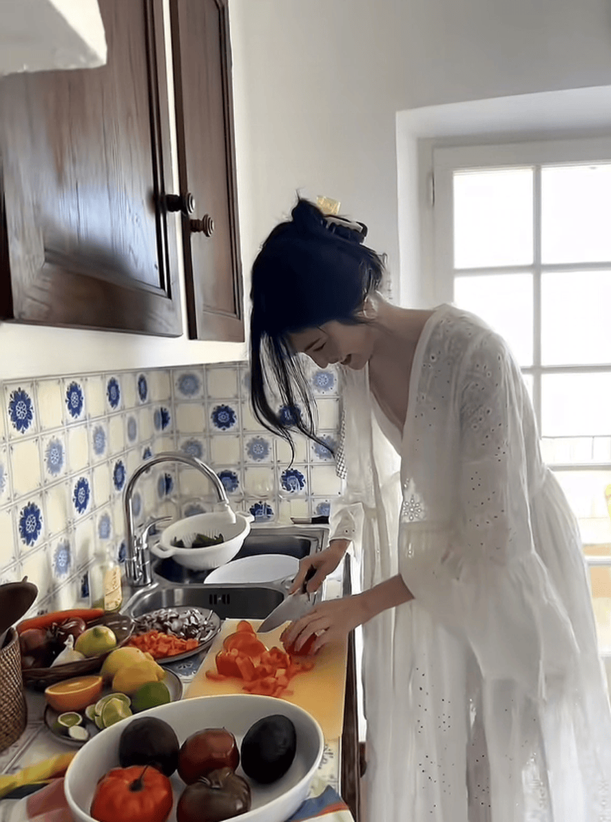 何穗化身厨娘仙气十足！度假和朋友享用美食心情好