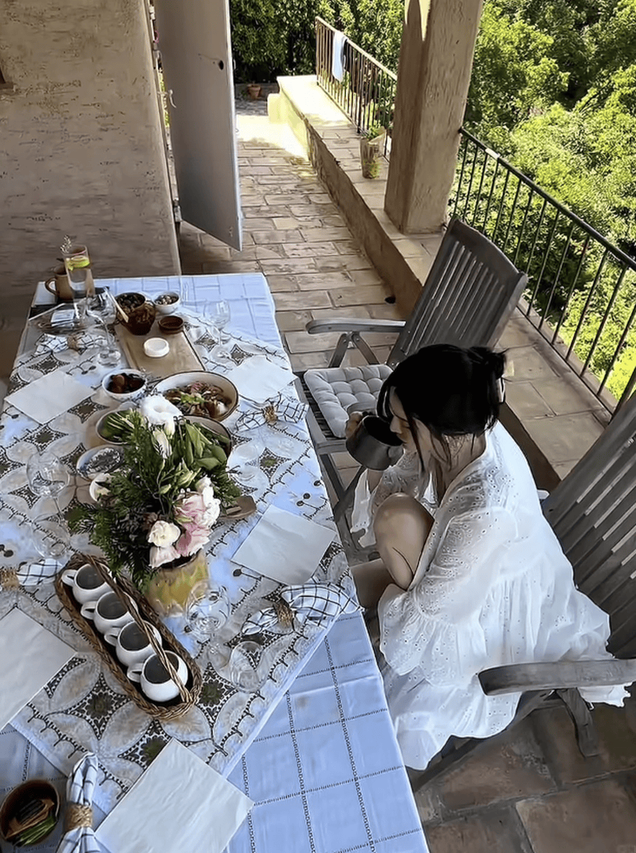 何穗化身厨娘仙气十足!度假和朋友享用美食心情好