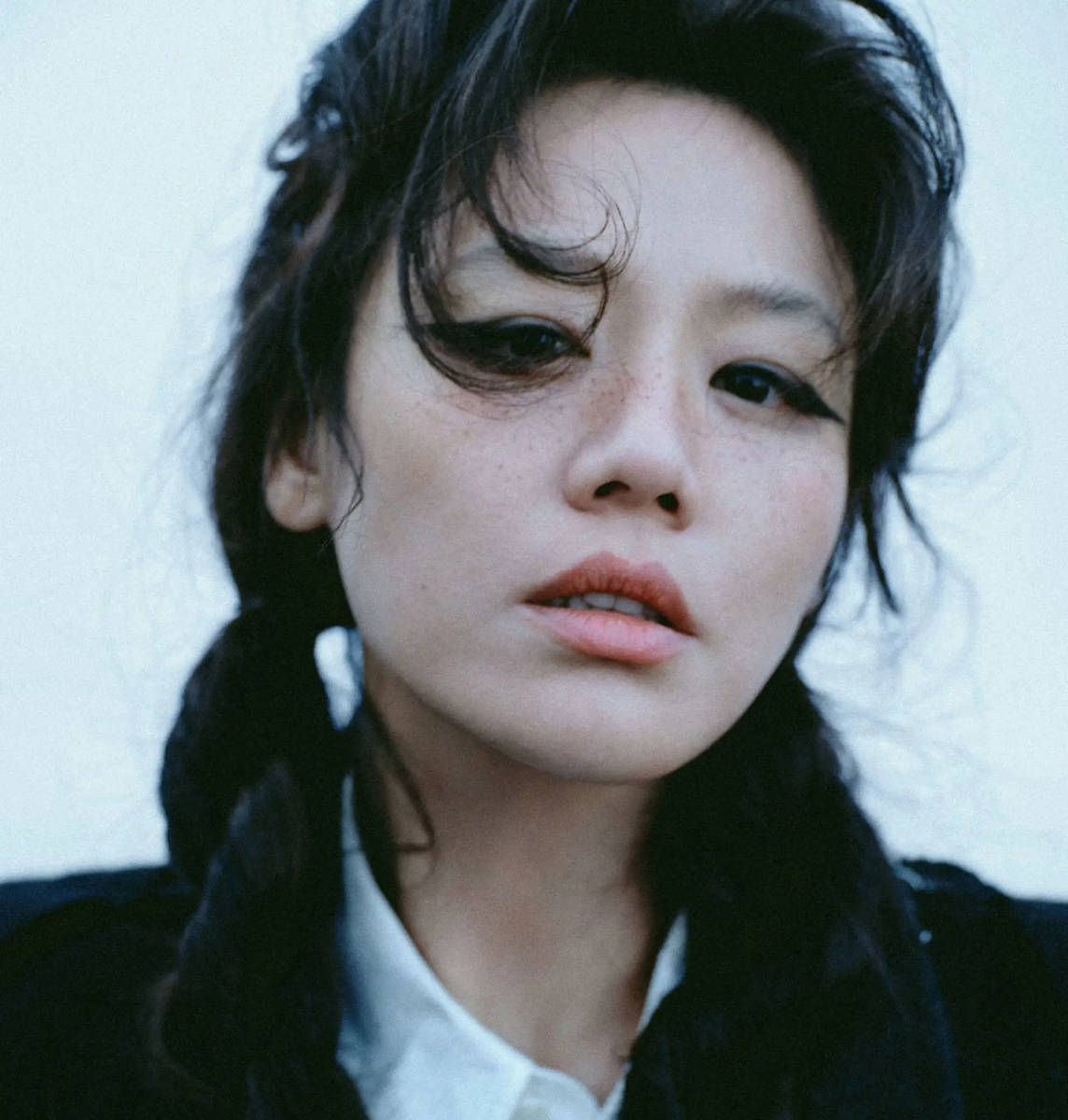 马思纯穿搭松弛神态冷艳 卷发造型演绎酷飒都市风