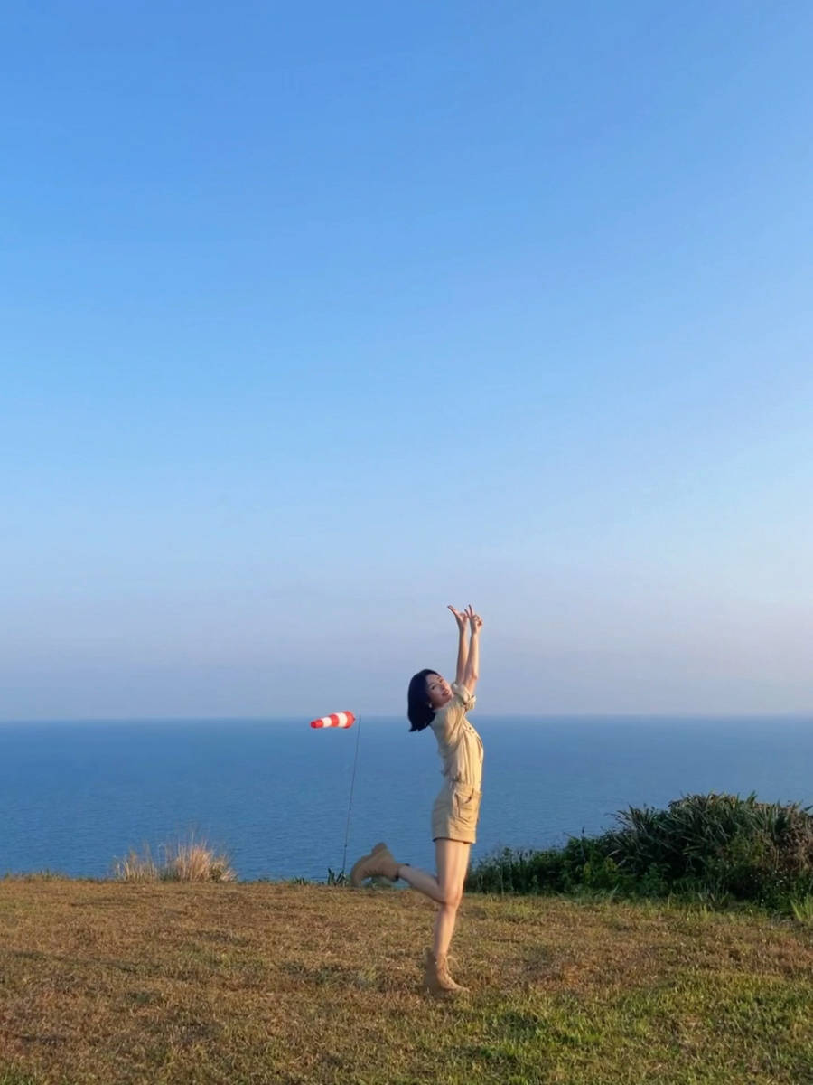 秦岚晒海边美照活力满满！穿超短裤秀美腿身材性感